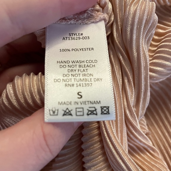 ATSTR The Label Light Pink Crinkle Pleated Top/ Blush Peach - Picture 4 of 12